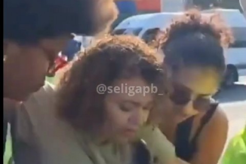 PASSAGEIROS PASSAM MAL APÓS VIAJANTE SOLTAR PUM DENTRO DE ÔNIBUS:CONFIRA O VÍDEO.